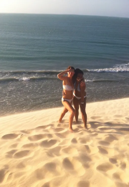 Na foto, Gaia Molinari e Miriam França em cima da antiga duna do Por do Sol, em Jericoacoara, no dia 21 de dezembro de 2014