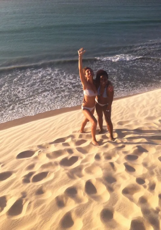 Em cima da duna do Por do Sol, as colegas de viagem Gaia Molinari e Miriam França celebram a chegada na Vila de Jericoacoara