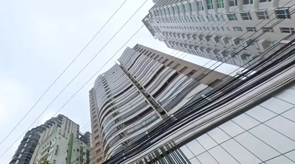 Imagem da notícia: Jovem cai do topo de prédio ao se distrair em gravação de vídeo em Balneário Camboriú, SC