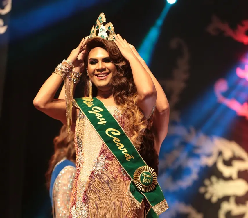 Imagem da notícia: Elmano sanciona lei que inclui o concurso Miss Gay Ceará no calendário oficial do Ceará