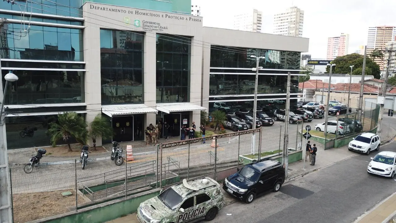 Imagem da notícia: Emboscada para matar: chefe do PCC e irmã da vítima devem ir a julgamento por homicídio em Fortaleza