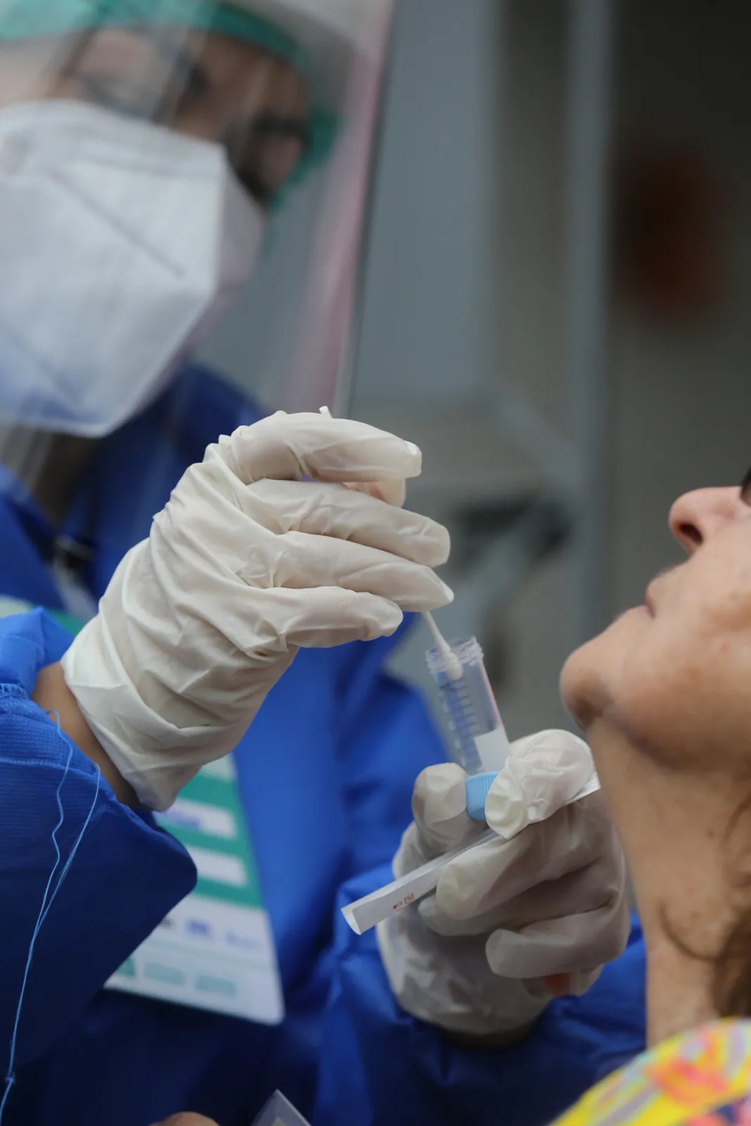 Teste RT-PCR, com coleta de material nasal, é feito sob solicitação médica
