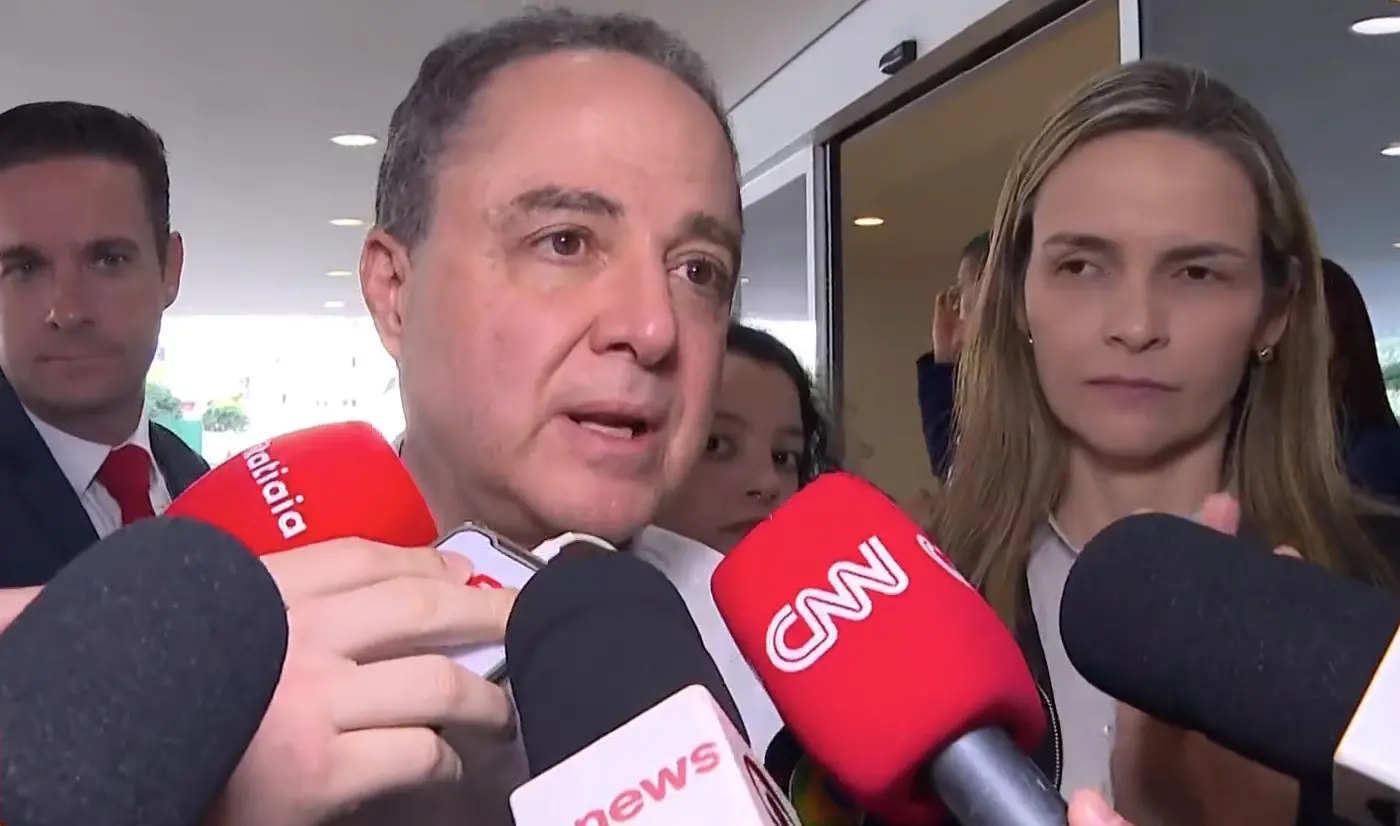 Imagem da notícia: Procedimento de Lula é um 'sucesso' e presidente já está acordado e conversando, diz médico