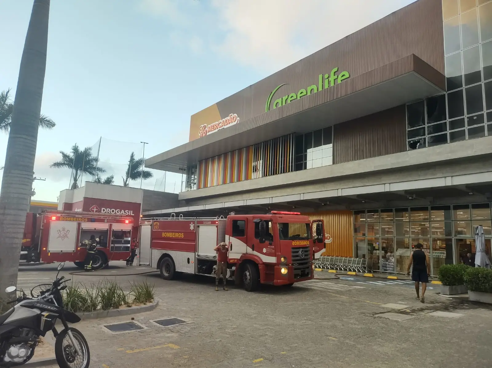 Imagem da notícia: Incêndio atinge academia no Parque Manibura, em Fortaleza, e equipamentos são danificados