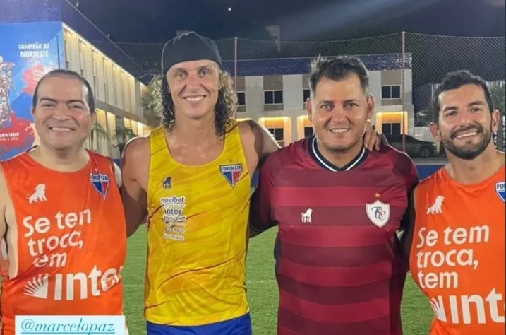 David Luiz disputa jogo festivo no Pici com camisa do Fortaleza ao lado de Marcelo Paz;