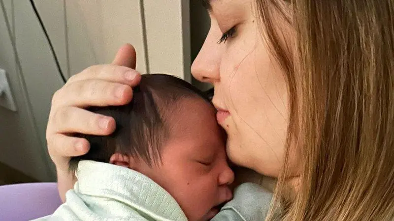 Imagem da notícia: Filho de Viih Tube e Eliezer recebe alta; entenda o que é a enterocolite, doença de Ravi