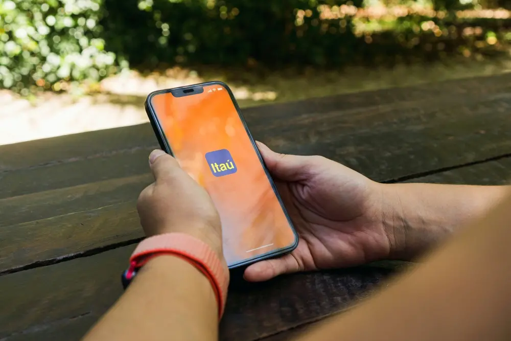 Imagem da notícia: Itaú fora do ar? Usuários relatam instabilidade em banco nesta segunda (16)
