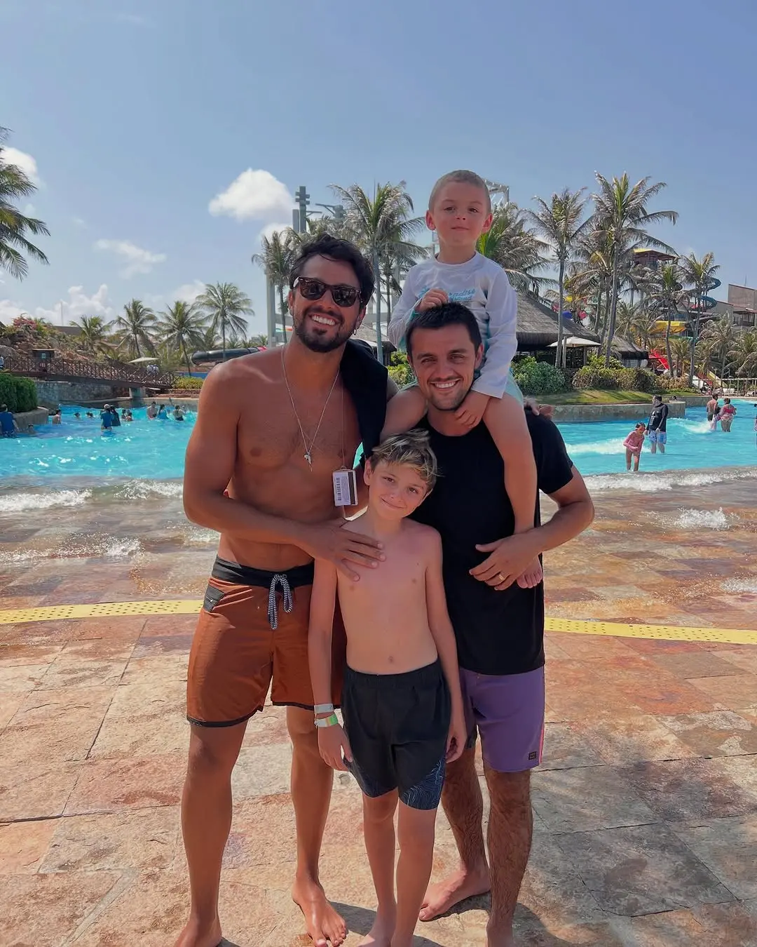 Imagem da notícia: Rodrigo Simas e Felipe Simas curtem fim de semana de praia no Ceará; veja fotos