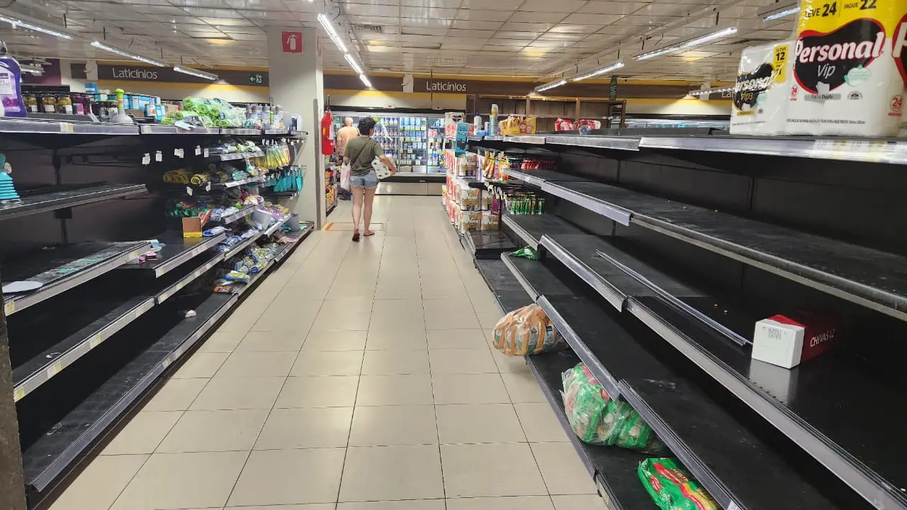Imagem da notícia: Pão de Açúcar fecha loja de shopping em área nobre de Fortaleza; queima de estoque tem descontos de mais de 60%