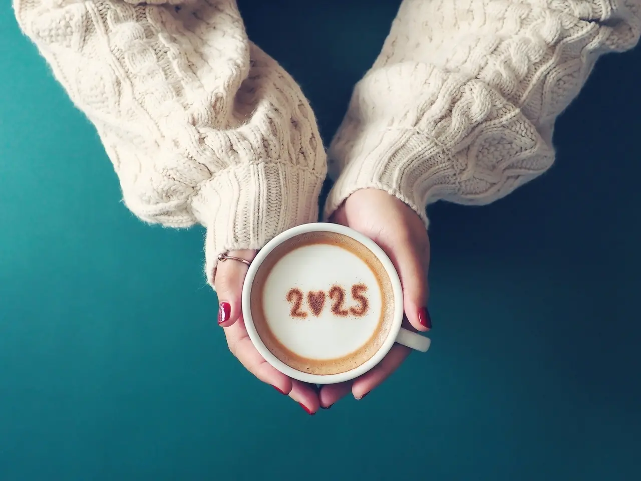 Todo tempo é tempo de mudar. Imagem de uma xícara de café com a inscrição 2025
