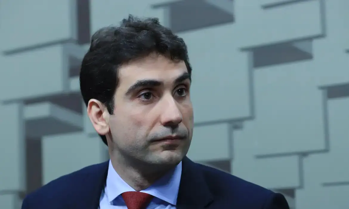 Imagem da notícia: AGU pede para PF investigar fake news sobre Gabriel Galípolo que teriam impulsionado alta do dólar