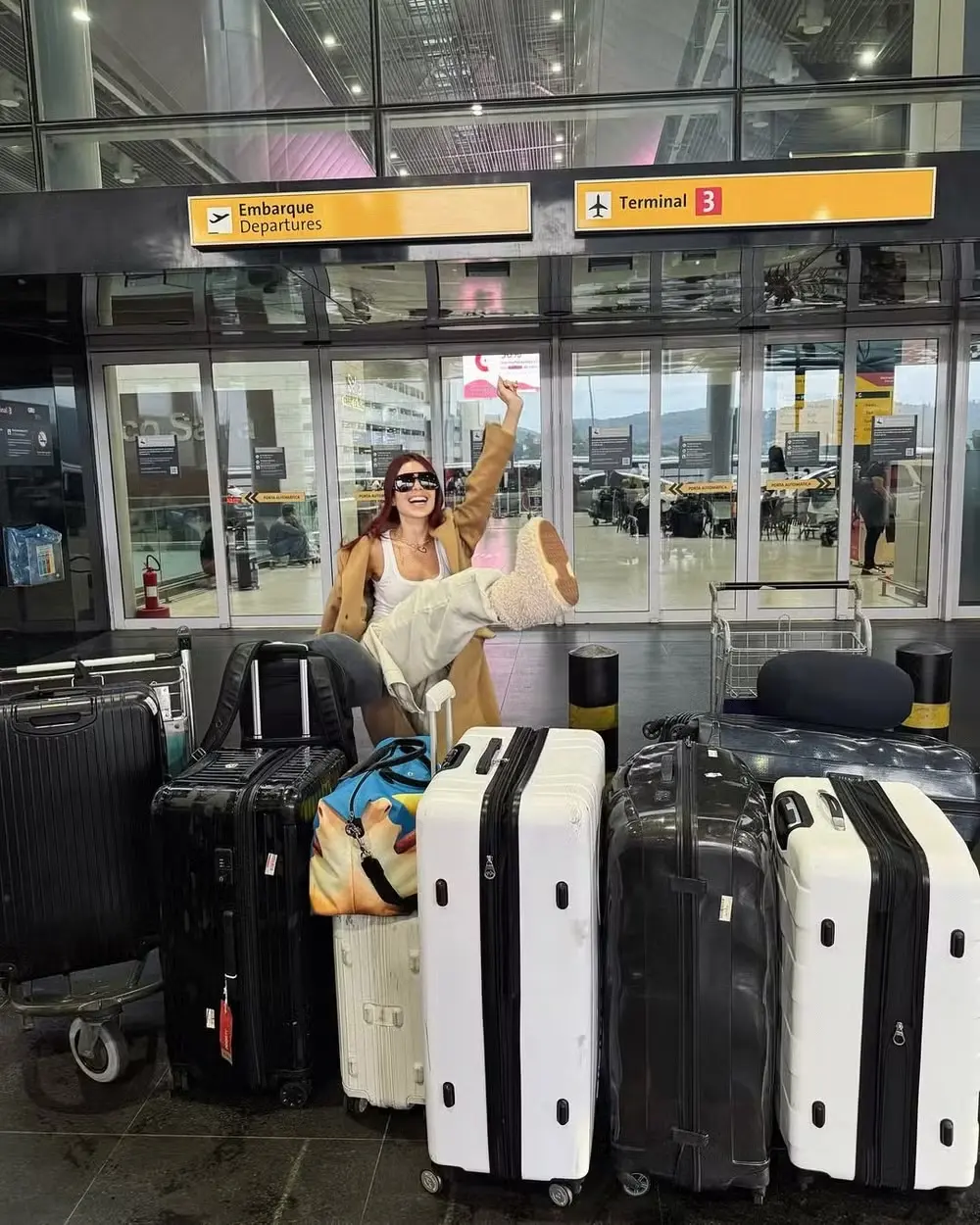 Imagem da notícia: Gkay perde mala com joias, bolsas e outras peças de luxo: 'Não sei mais o que fazer'