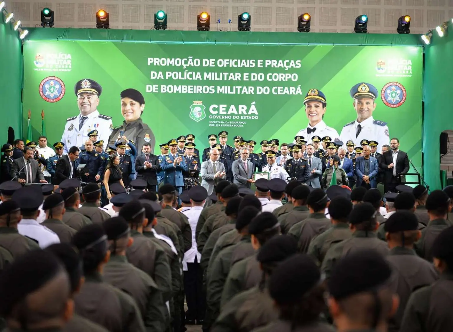 Imagem da notícia: Estado promove 1.903 bombeiros e policiais militares em Fortaleza; No Interior, serão 556