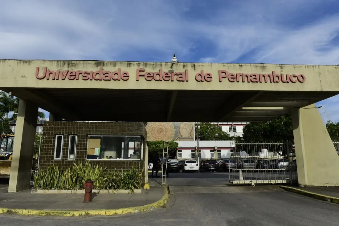 Imagem da notícia: UFPE divulga 26 vagas para professor visitante com salários até R$ 22 mil; confira edital 
