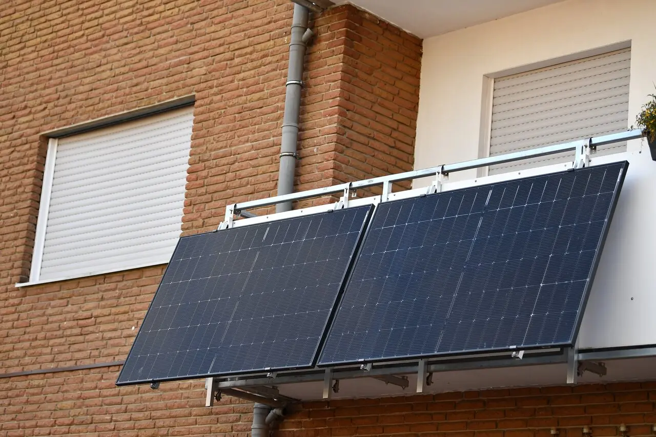 Imagem da notícia: Instalar placas de energia solar em casa vai ficar mais caro em 2025; entenda