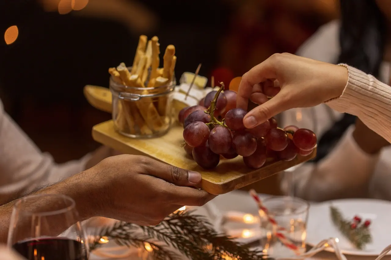 Imagem da notícia: O que significa comer 7 uvas no Réveillon? Entenda a tradição