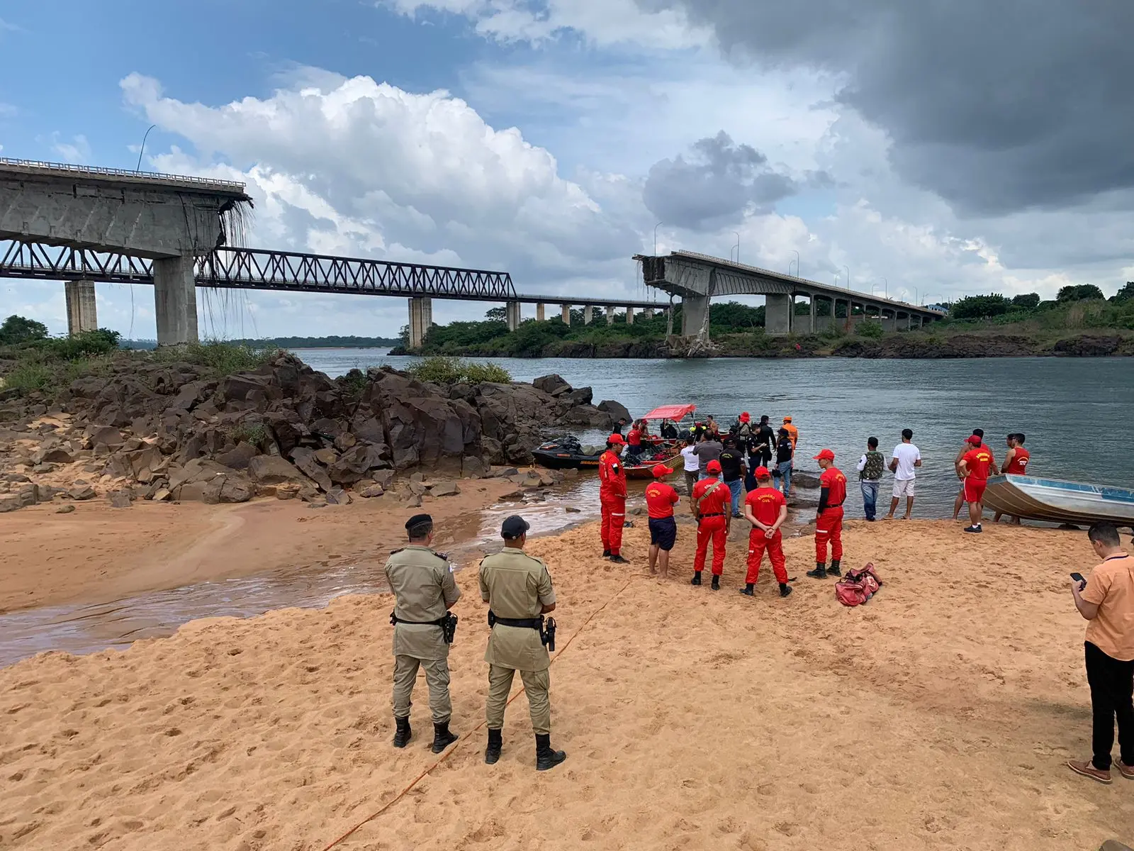 Corpo de Bombeiros do Maranhão e Marinha estão atuando junto em busca por corpos