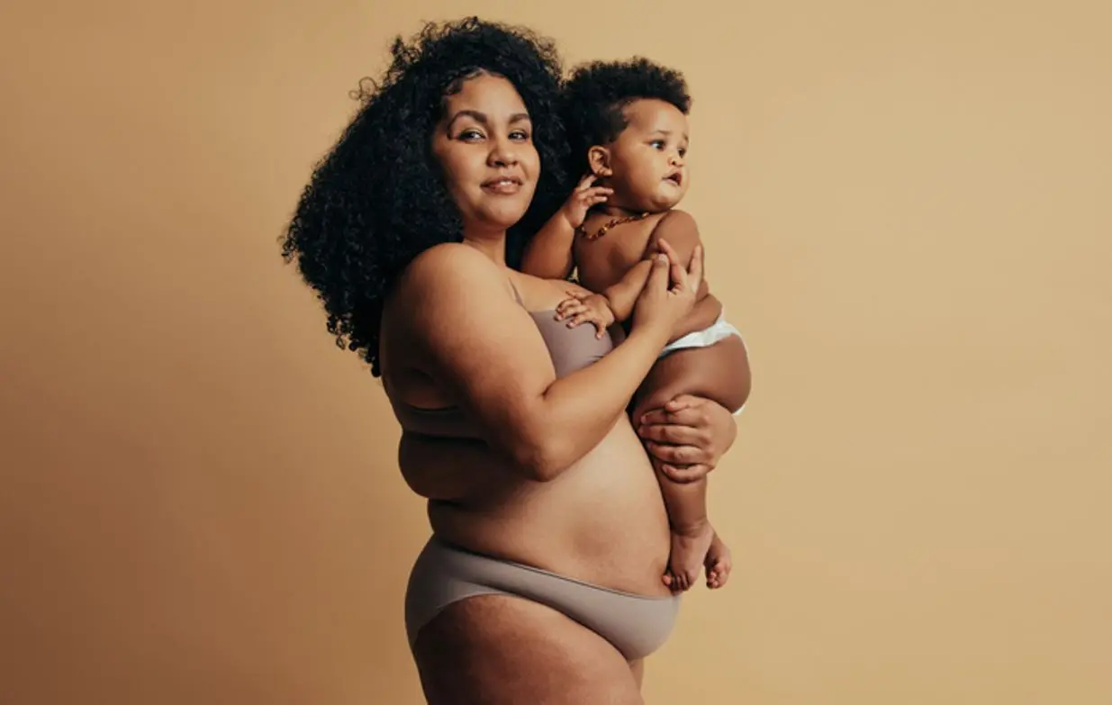 mãe com filho no colo