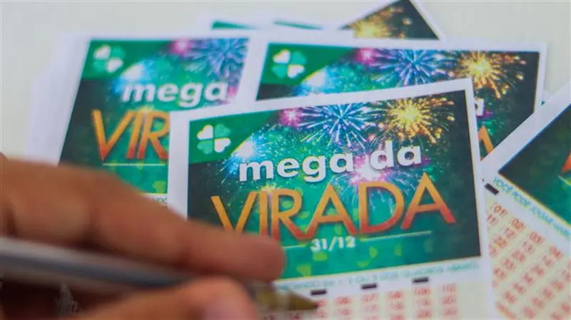 pessoa apostando na mega da virada
