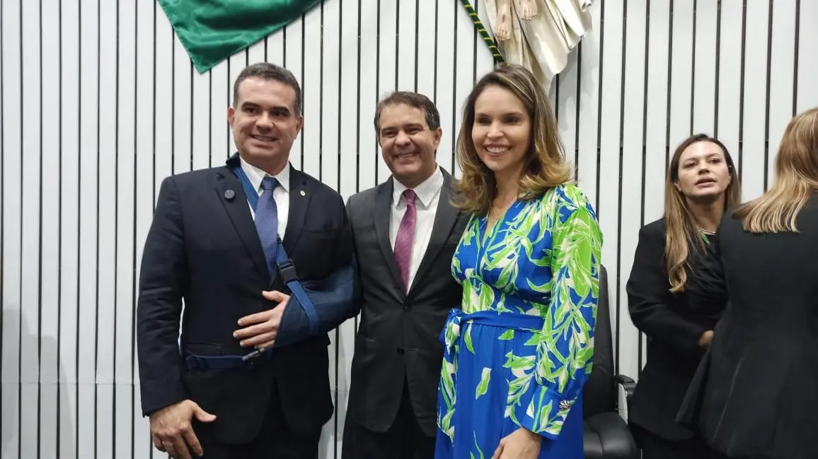 Imagem da notícia: Gabriella Aguiar renuncia mandato na Alece; Simão Pedro assume e garante mãe como prefeita de Orós em janeiro 