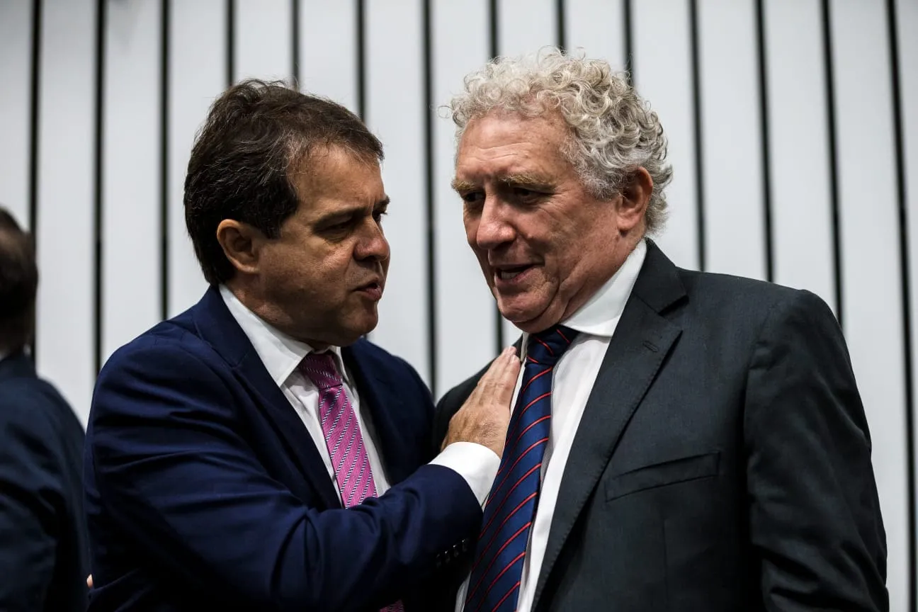 Evandro Leitão (à esq.) e Oscar Rodrigues (à dir.) foram eleitos prefeito de Fortaleza e Sobral, respectivamente