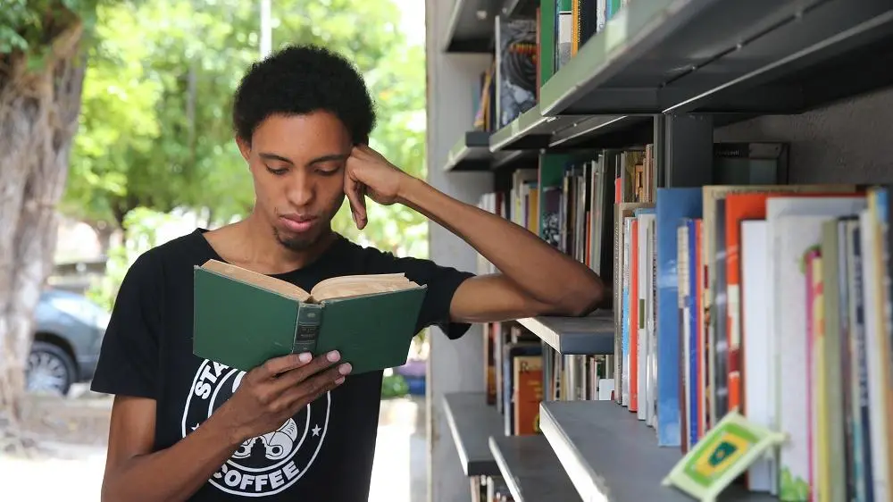Imagem da notícia: Quer ler mais em 2025? Especialista dá dicas e escritores cearenses sugerem livros para você investir na leitura