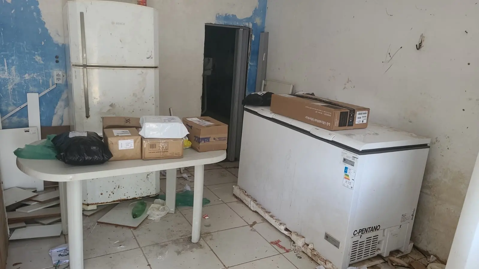 Imagem da notícia: Funcionário terceirizado dos Correios e outro homem são presos pela PF em Fortaleza por furto de encomendas