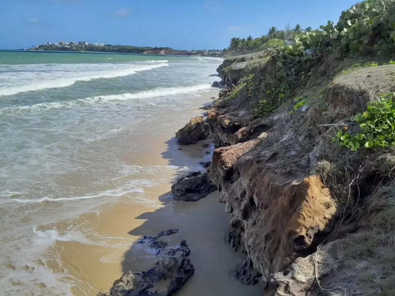 Imagem da notícia Parte de falésia desliza na Praia do Cotovelo, região metropolitana de Natal