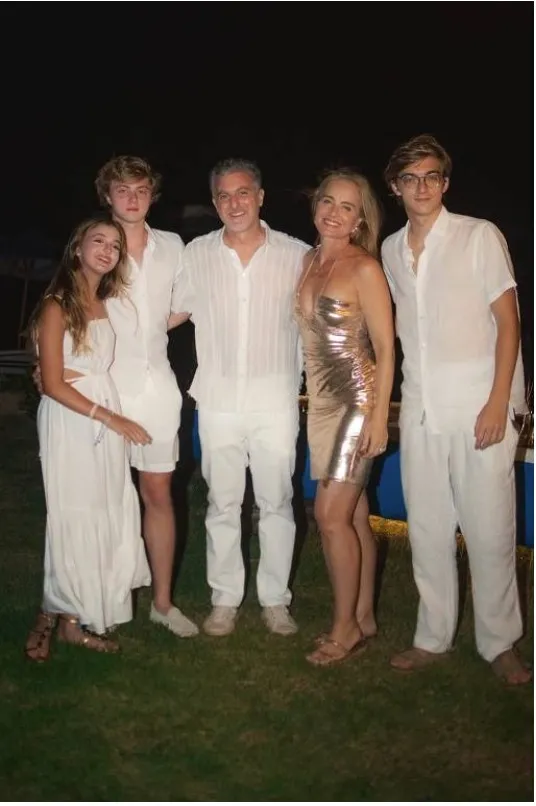 A apresentadora Angélica e família