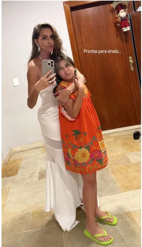 Deborah Secco ao lado da filha, Flor