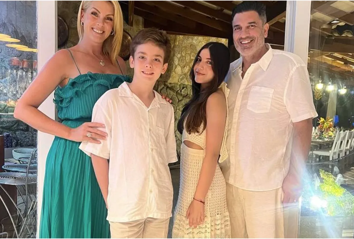 Ana Hickmann, acompanhada do noivo Edu Guedes, do filho e da enteada, curtiu a virada do ano