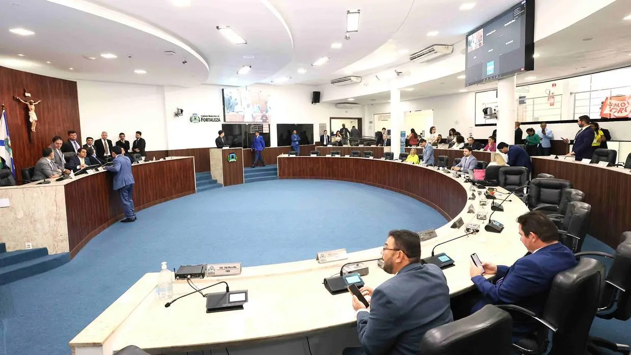 Imagem da notícia: Presidente da CMFor, Léo Couto confirma sessão extraordinária em janeiro para votar o fim da Taxa do Lixo em Fortaleza 