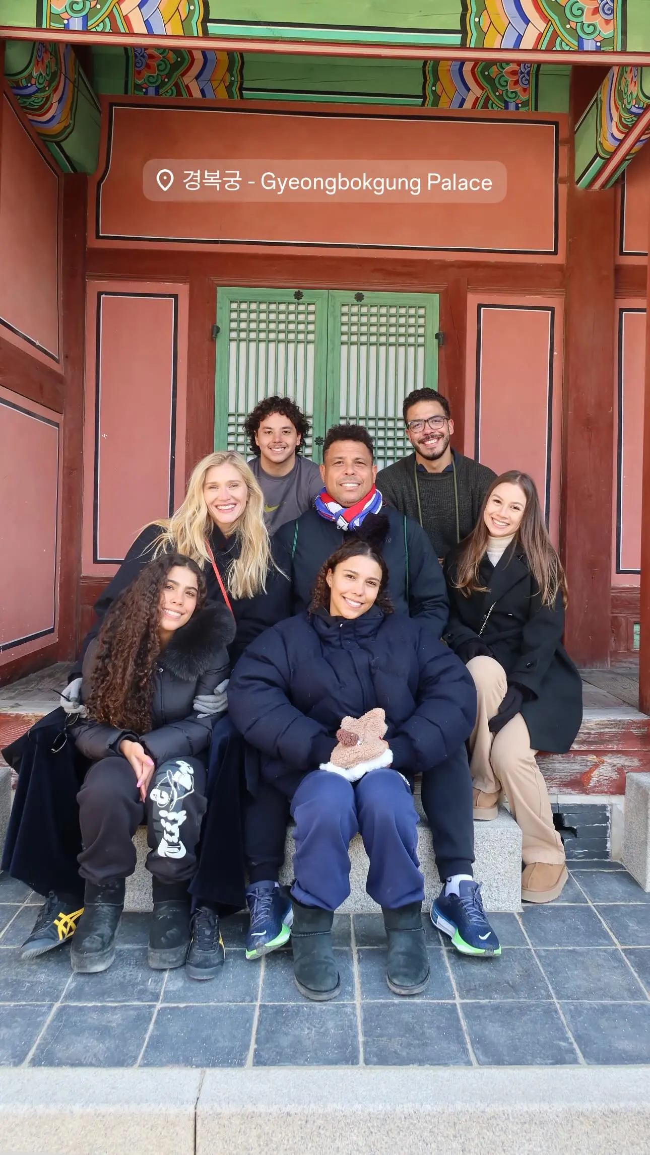 Imagem da notícia: Ronaldo Fenômeno visita a Coreia do Sul com os quatro filhos e a esposa