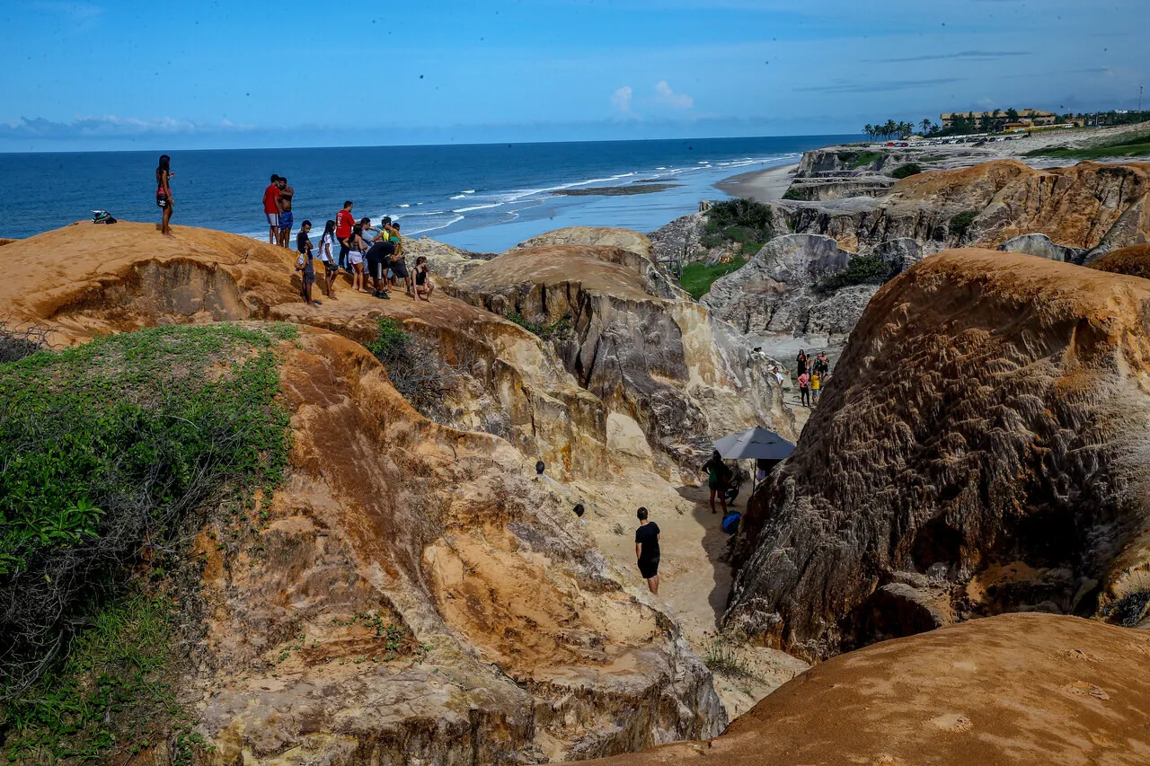 Praia das Fontes, litoral Leste, é exemplo de que crescimento rápido do turismo fez com que rede elétrica não suportasse a demanda