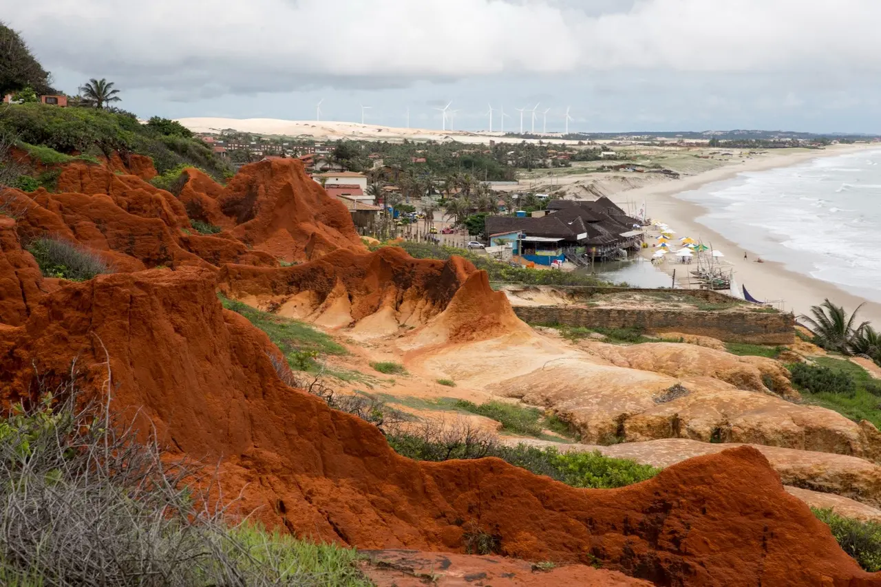 Imagem da notícia: Para evitar prejuízos e manter serviços, empresas em praias do Ceará compram geradores: 'Já perdi muitos clientes'