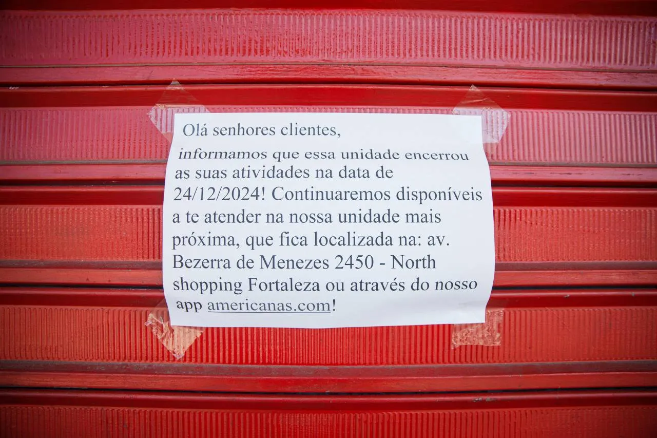 Na porta do estabelecimento, um aviso informa aos clientes que a unidade foi encerrada