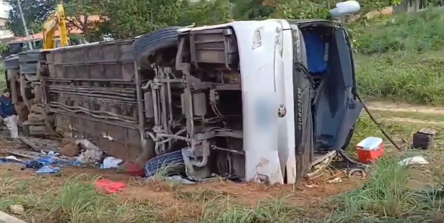Foto da cena de acidente de ônibus que tombou no Piauí após sair do Ceará