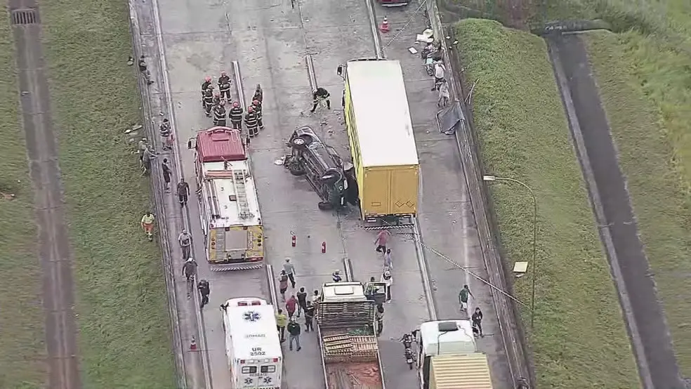 Imagem da notícia: Acidente grave em rodoanel com 10 veículos deixa idosa morta e 21 feridos em SP