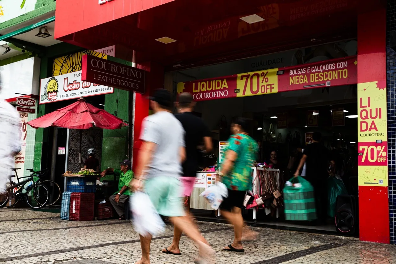 Lojas de calçados estavam movimentadas na manhã da última terça-feira (7)