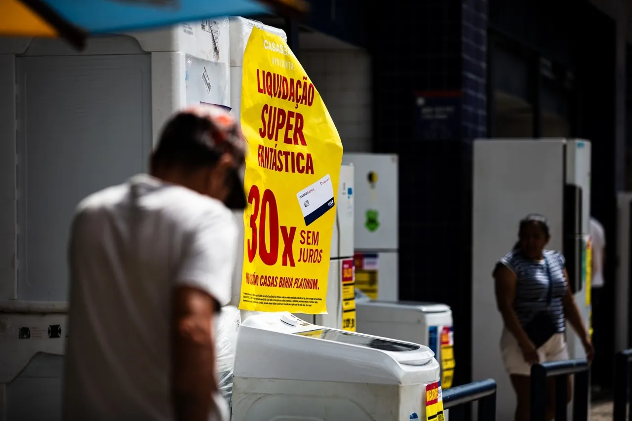 Fachadas na Major Facundo, Travessa Pará, Barão do Rio Branco e Floriano Peixoto exibem faixas e adesivos nas vitrines, indicando que os preços estão mais atraentes