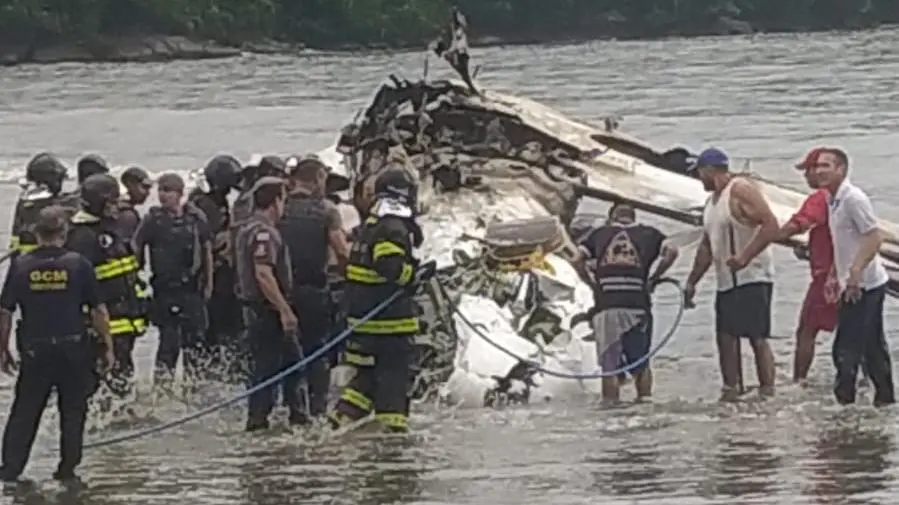 Imagem da notícia: Avião de pequeno porte ultrapassa pista em aeroporto, explode e cai no mar em Ubatuba (SP)