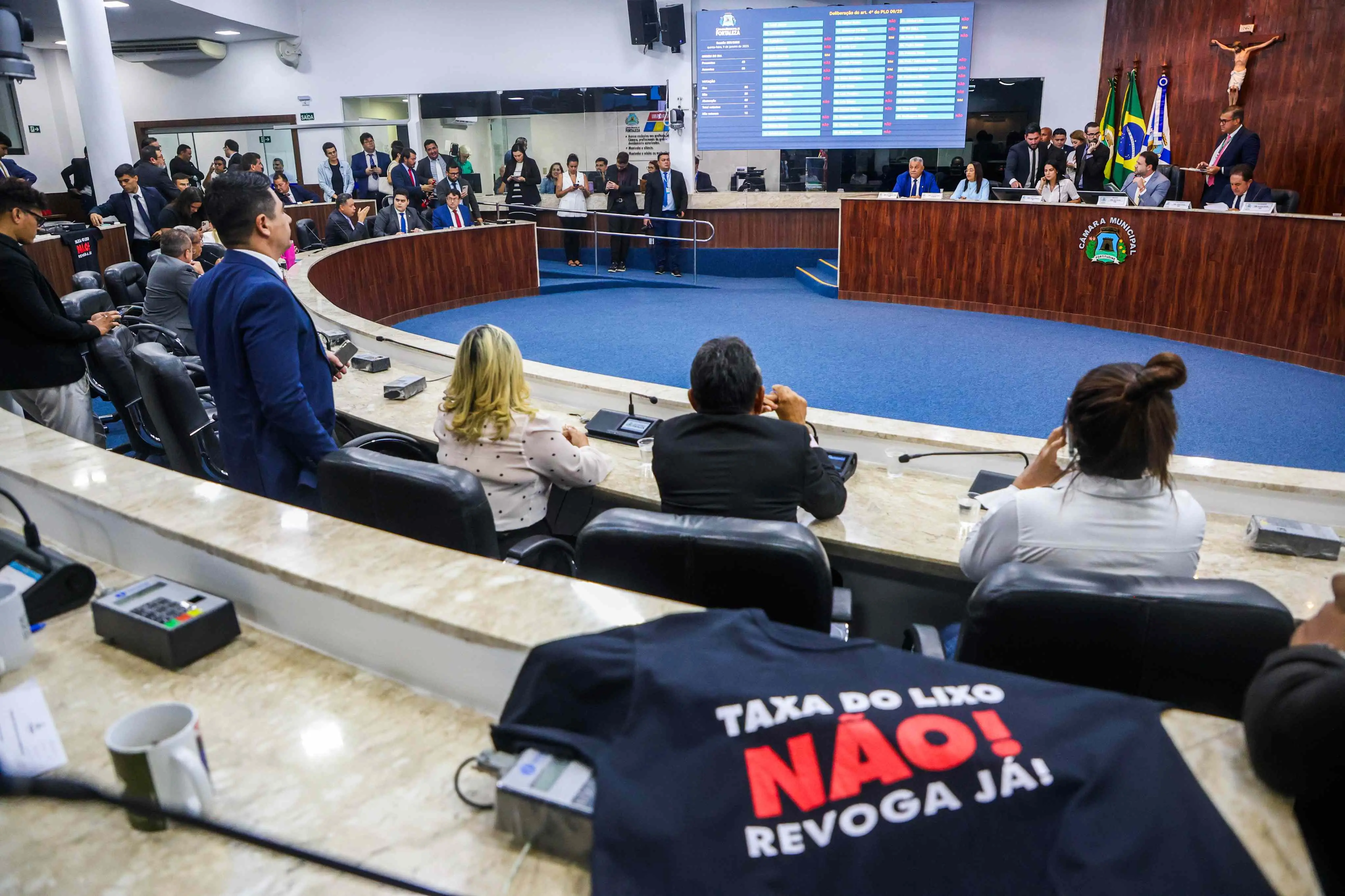 Imagem da notícia: Vereadores aprovam fim da Taxa do Lixo em Fortaleza, com parcelamento de dívidas e desvinculação do IPTU