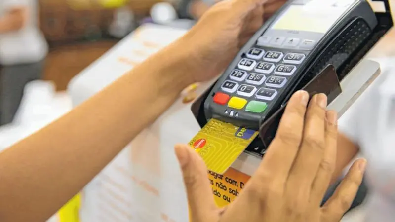 maquineta de cartão de crédito com cartão