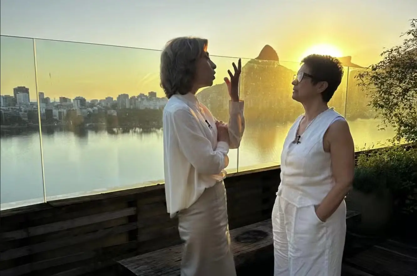 Imagem da notícia: Fernanda Torres grava 'Globo Repórter' em casa no Rio de Janeiro com Sandra Annenberg