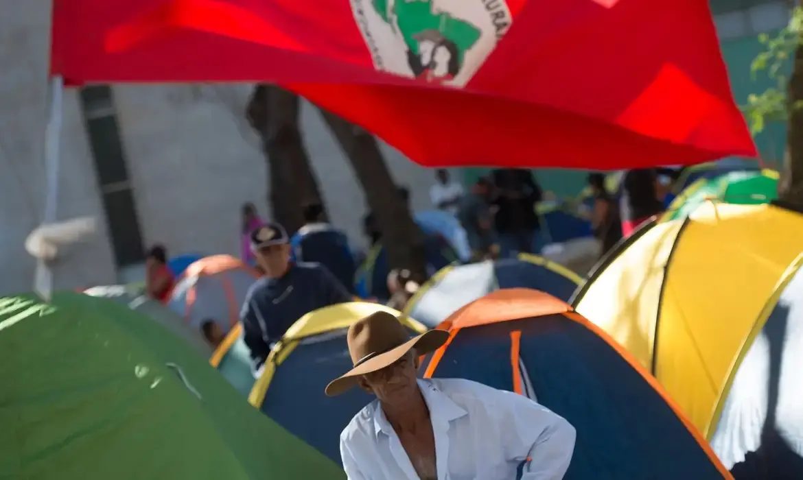 Imagem da notícia: Duas pessoas são mortas e seis feridas em ataque a assentamento do MST