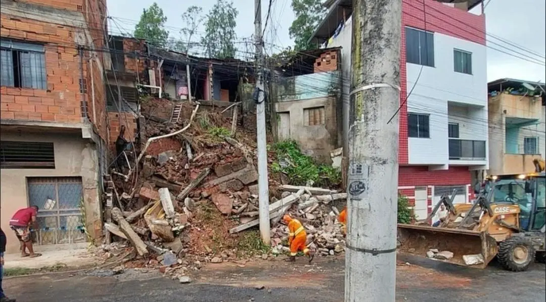 Imagem da notícia: Deslizamentos de terra causam mortes na cidade de Ipatinga, em Minas Gerais; veja fotos 