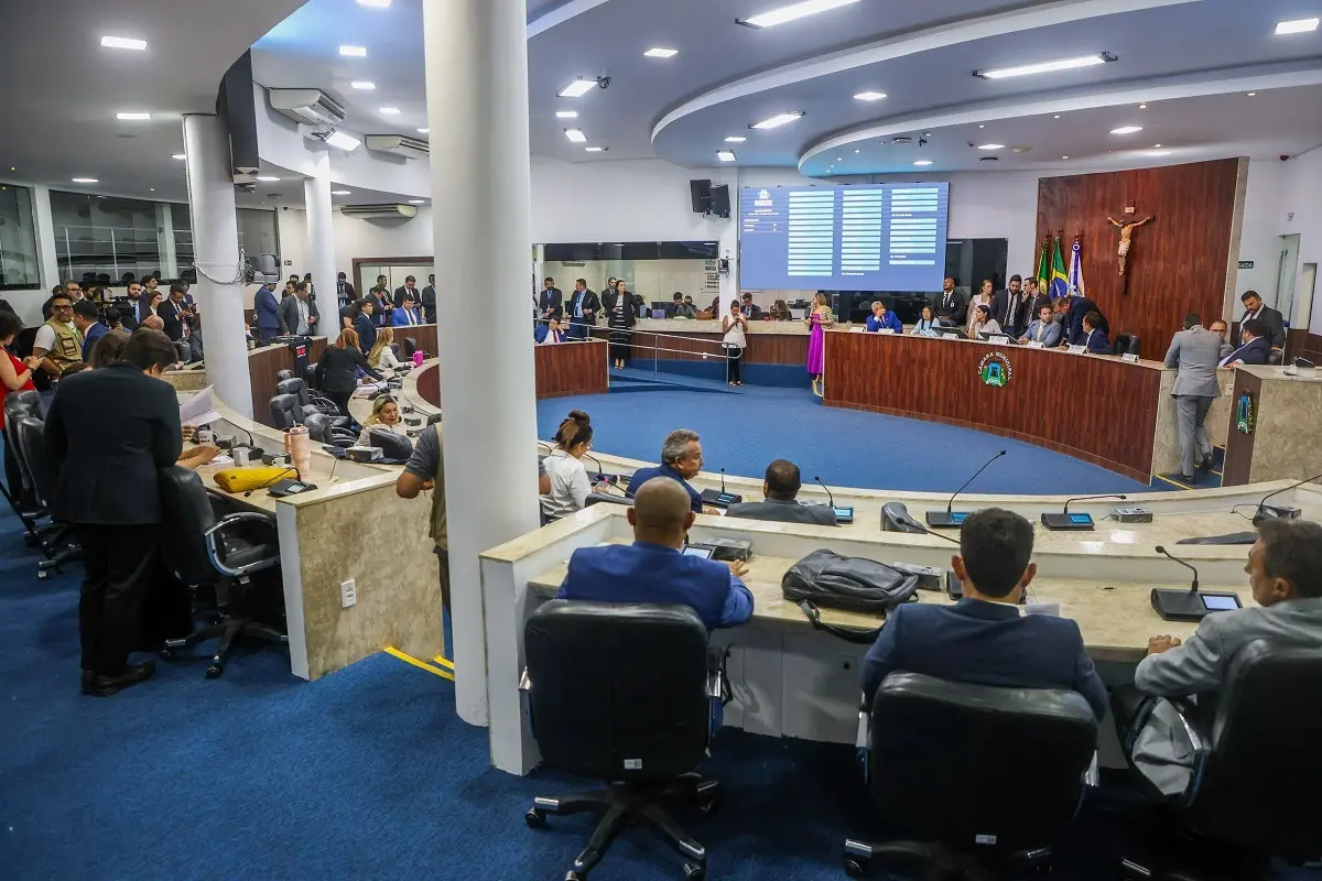 Imagem da notícia: Oposição a Evandro Leitão, que elegeu 29 vereadores, ficará com 9 membros no mandato; veja as bancadas