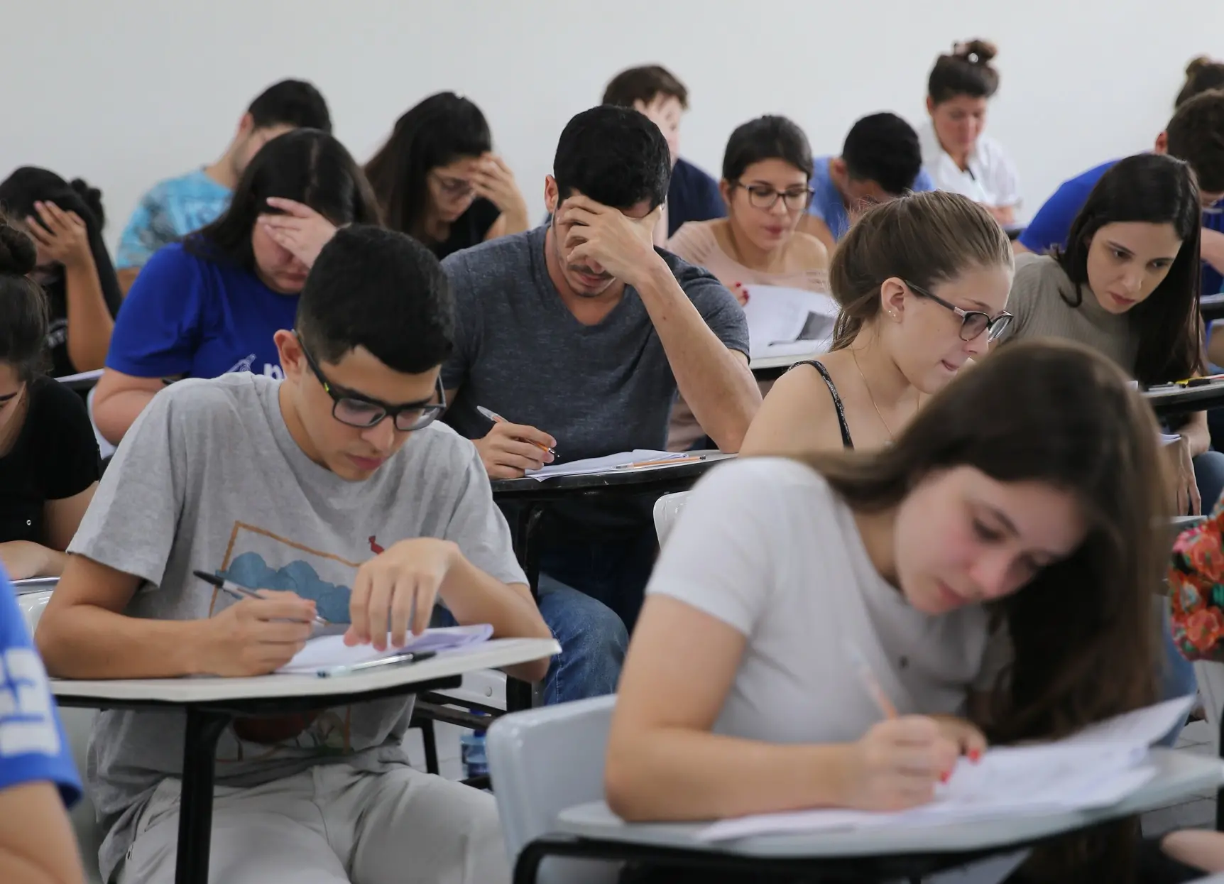 Imagem da notícia: Enem 2024: Brasil melhora em Linguagens e Redação, mas cai em Matemática e Humanas