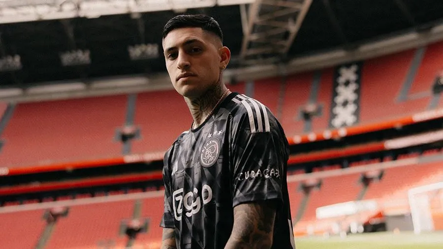 O zagueiro argentino Gastón Ávila tem contrato com o Ajax até o fim de 2028