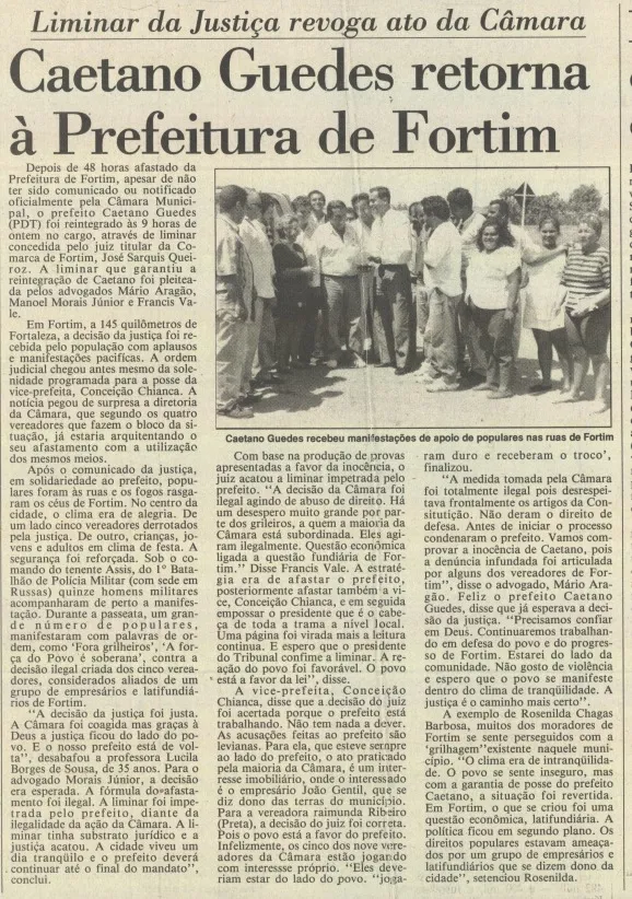 O prefeito recebeu o apoio da população ao retornar.